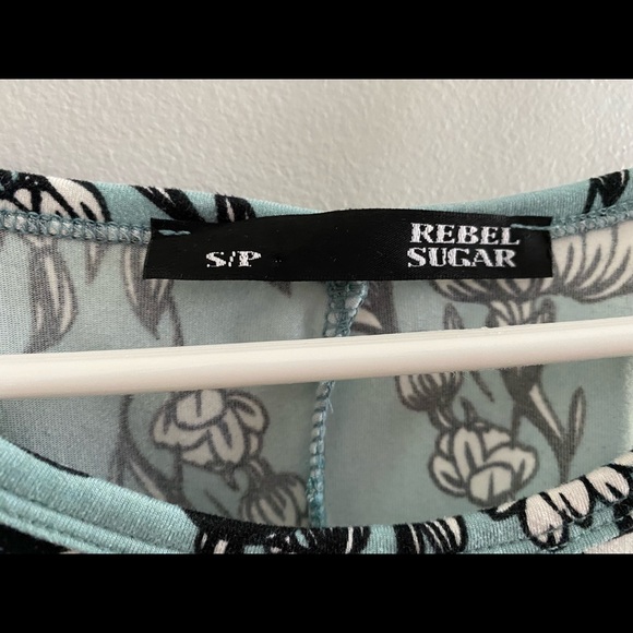 Cute sleeveless top with flowers - Picture 3 of 4